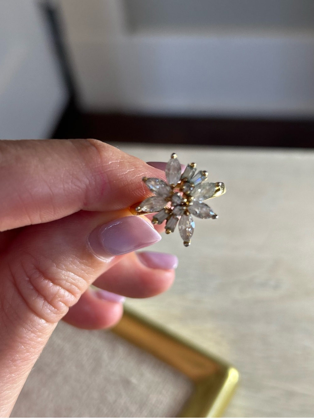 Starburst costume ring in gold and diamond look size 6.5
